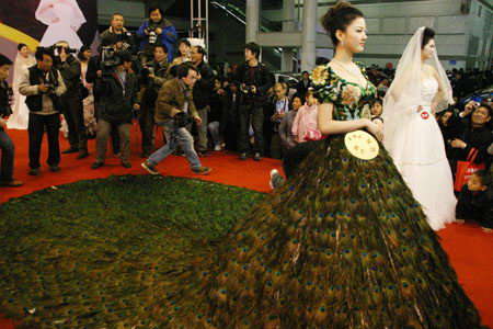 peacock_wedding_dress_2